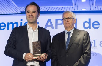 Javier Chicote collects the APM award for the best...