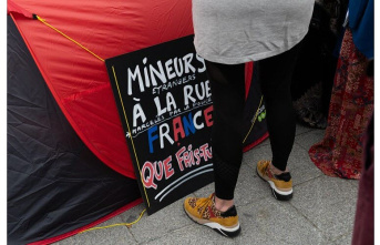 Immigration. Place de la Bastille, Paris: A camp to warn about the fate of unaccompanied minors
