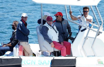 The absence of wind prevents Don Juan Carlos from sailing