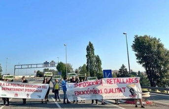 Road closures and punctual collapses in Barcelona in the first teachers' strike in May