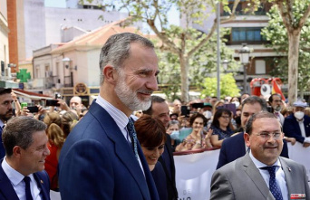 Felipe VI agrees with the emeritus to meet in Madrid after a phone call on his trip to Abu Dhabi