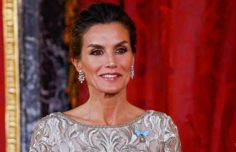 Queen Letizia skips protocol and dazzles with one...