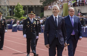 Marlaska, booed by those attending the swearing-in of the 36th police promotion in Ávila