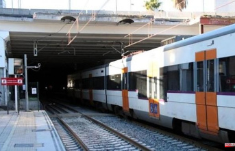 One dead and 85 slightly injured by the derailment of a train in Barcelona