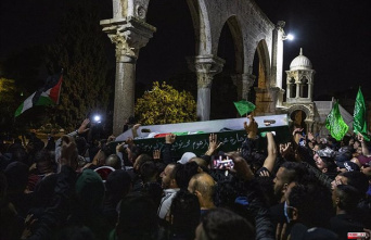 Israeli security forces break into funeral of young...