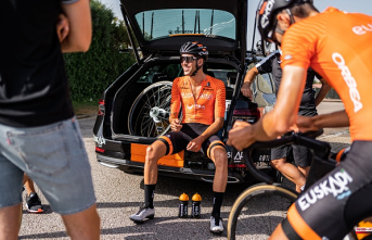 The Euskaltel cyclist Gotzon Martín recovers from a serious fall