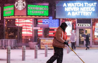 A strong snowstorm on the US East Coast leaves at least six dead