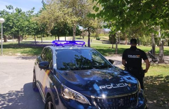 Two national police officers save the life of a 52-year-old runner who suffered a heart attack in a park in Alicante