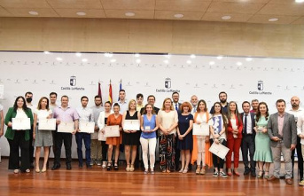 The Board recognizes the 21 Vocational Training students of the 2020-21 academic year
