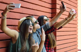Young people spend seven hours a day on digital leisure and want to be 'influencers'