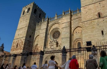 The Cathedral of Sigüenza hosts a priestly ordination...