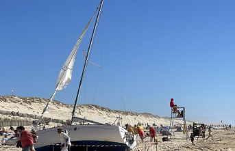 Lacanau: A sailboat that was left stranded at the south end of the beach by its owner
