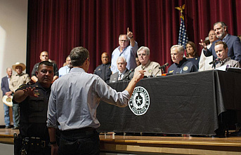 Beto O'Rourke interrupts the briefing echoing US gun debate