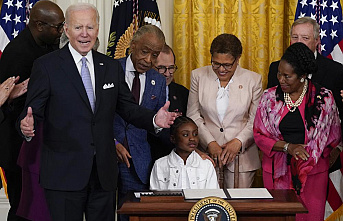 Biden signs an order for police on the anniversary...