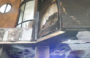 The fire of the stacked chairs of a bar in Valladolid burns part of its building