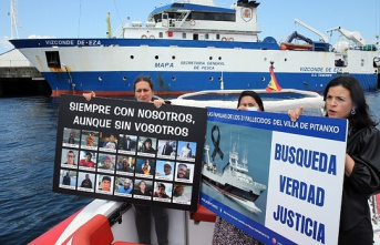 Families see "insulting" that a government ship sails to the area without the intention of going down to Villa de Pitanxo