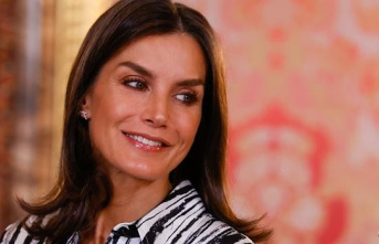Queen Letizia rescues a 2019 dress with a print that does not go out of style