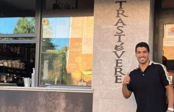 Soccer player Luis Suárez surprises with his visit to a restaurant in the Polígono neighborhood