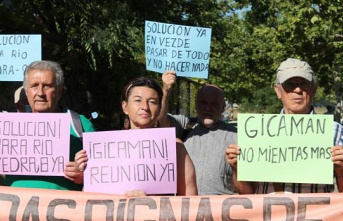 The residents of Río Yedra street ask the gates of Gicaman for decent housing