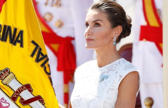 Queen Letizia surprises with a white dress with transparencies