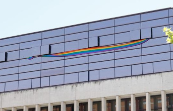 The PSOE hangs the LGTBI flag from the windows of its offices in the Cortes in the face of Vox's refusal to illuminate the facade