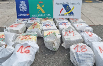 An unidentified fishing boat loaded with 560 kilos of cocaine was located in the south of the Canary Islands