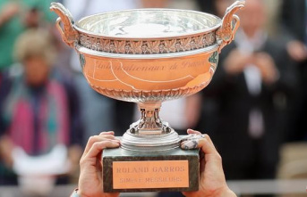 Why is the Roland Garros trophy called the 'Musketeers...