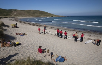 Galician beaches are left without lifeguards: "It...