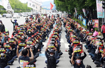 Strike over wages leads to the arrest of dozens of S. Korean truckers
