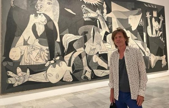 The Reina Sofía responds to criticism for the photo of Mick Jagger next to Guernica that its rules prohibit
