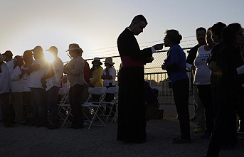 AP-NORC poll reveals the divide between lay Catholics, bishops