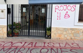 "Socialist fagots": homophobic graffiti appears in the City Hall of the Valencian town of Titaguas
