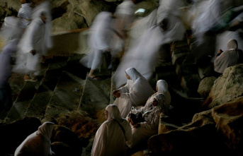 As hajj reaches its apex, Muslim pilgrims pray on Mount Arafat