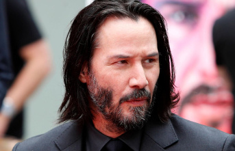 Celebrity guest: Keanu Reeves unexpectedly shows up...