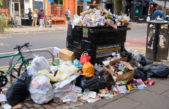 Garbage collectors demand higher wages: strike: Scottish...