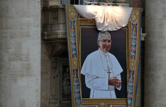 Ceremony in the Vatican: Pope Francis beatifies John...