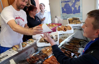 Rostock: Rapper Marteria gives away fish rolls to...