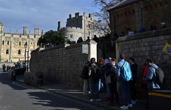 Queen Elizabeth II: queue at Windsor Castle
