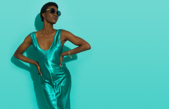 Eye-catcher: The satin dress is trendy in 2022 - and...