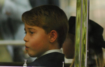 Prince George: Mama Kate teaches him how to tie a...