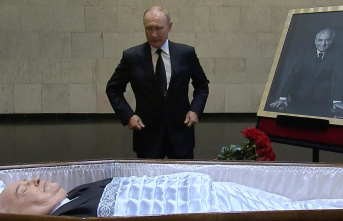 Kremlin video: Putin says goodbye to Gorbachev's...