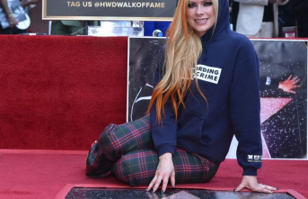 Canadian singer: Avril Lavigne lounges on her new...