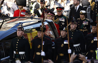 Queen Elizabeth II: Charles III accompanies coffin...
