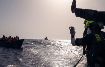 SOS Humanity: Ship with almost 400 migrants is allowed...