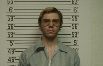 "Dahmer": This is how Evan Peters became...