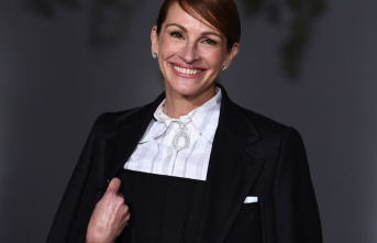 Star gala: Julia Roberts honored as an "icon"...