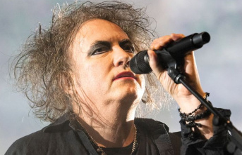 Gothic rockers: The Cure inspire their fans in Hamburg