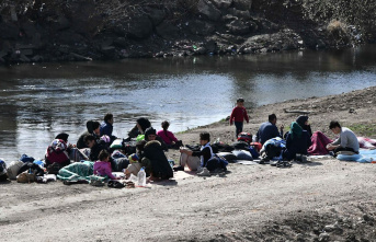 Greece: 92 refugees found almost naked at Greek-Turkish...