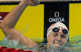 Short course World Cup: Ledecky swims world record...