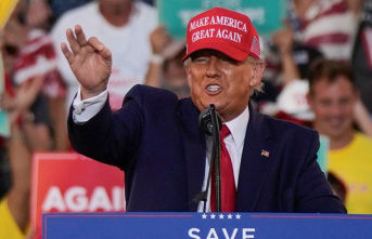 Before the midterms: Trump is campaigning in Florida...